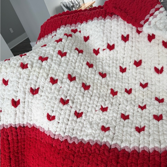 Hand knit chunky blanket for Valentine’s - Picture 4 of 4